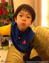 组图：华少7岁儿子帅照曝光 气质呆萌神似Kimi