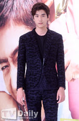 组图：韩星郑有美出席发布会 长裙显优雅