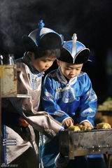 组图：《爸爸2》草原篝火晚会 萌娃成可爱吃货