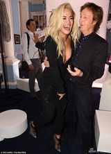 组图：瑞塔-奥拉真空装现身派对 秀八字奶险走光