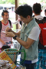 组图：熊爸萌娃集市叫卖 老爸刷脸宝贝卖萌