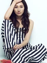 组图：袁泉写真笑容暖人 长发微卷女人味足