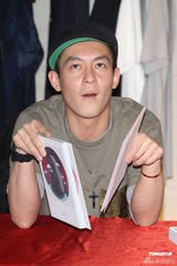 组图：陈冠希举办改版签书会 自曝与女友无结婚打算