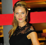 组图：超模坎蒂丝墨西哥走秀 蕾丝黑裙走光