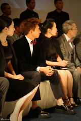 组图：吴奇隆白百何盛装看秀 两人互动频繁