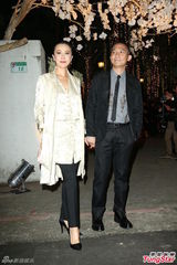 组图：梁朝伟刘嘉玲挽手出席张震婚礼秀恩爱