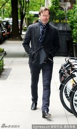 组图：加里-奥德曼花围巾抢镜 挽老婆手臂恩爱十足