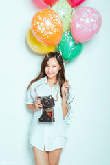 组图：王智写真清新甜美 笑容灿烂似邻家女孩