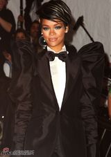 高清组图：蕾哈娜中性装扮抢眼