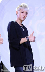 组图：EXO黑白酷装亮相 灿烈搞怪表情多