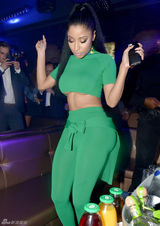 组图：麻辣鸡真空穿紧身衣 大方露浑圆半球