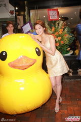 组图：岑丽香称婚后将与老公同享浸浴乐