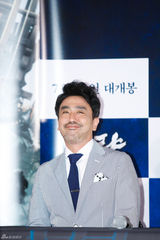 组图：崔岷植李贞贤亮相《鸣梁》试映会