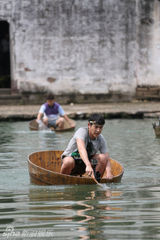 组图：爸爸2任务坑爹 熊爸水中包粽囧态百出