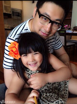 组图：王岳伦探Angela班 恬恬乖巧可爱学画画