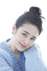 组图：于明加初秋写真大片 笑容迷人暖意浓浓