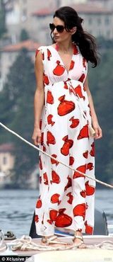 组图：克鲁尼与新婚娇妻湖畔泛舟 晚宴当众热吻