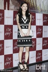 组图：CNBlue姜珉赫获粉丝夹道欢迎求握手