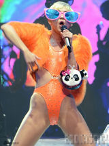 组图：裆下一线天！麦莉-赛勒斯高叉泳装撅臀开唱