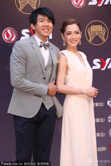 组图：杨千霈主持金曲红毯 大露背裙秀性感