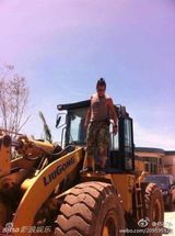 组图：孙兴海南灾区赈灾 烈日下挥汗抗救灾物资