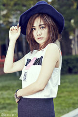 组图：刘云(刘芸)自由随性街拍 露率真女人味儿