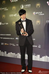 组图：林俊杰4度入围金曲终封王 激动连吻奖杯