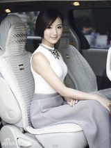 组图：毛晓彤纽约造型被赞 坦言最喜欢清新风