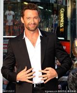 组图：《铁甲钢拳》伦敦首映 休-杰克曼比划拳脚