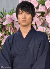 组图：福士苍汰川口春奈七夕举爱心秀甜蜜