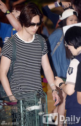 组图：CNBLUE赴京开唱 机场获壮汉开道