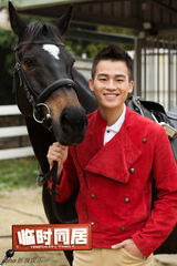 组图：《临时同居》欧豪邀粉丝同居 市场买鱼