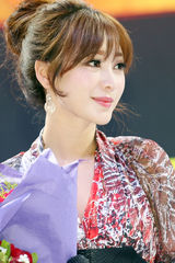 组图：柳岩为CJ性感站台 遭宅男熊抱跪地求婚