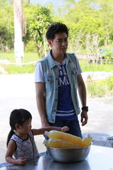 组图：熊爸萌娃集市叫卖 老爸刷脸宝贝卖萌