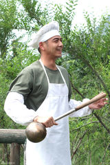 组图：《神犬奇兵》热播 汪爸杨烁爆趣味厨师照