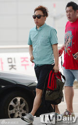 组图：《无挑》应援团赴巴西 机场时尚大比拼