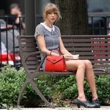 组图:单身泰勒空虚寂寞冷！公园吃雪糕发呆放空