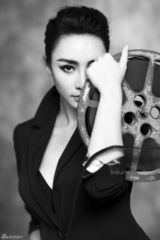 组图：柳岩曝中性硬朗写真 铿锵玫瑰帅气干练