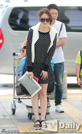 组图：高雅拉现身机场 皮肤完美近照无瑕