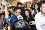 组图：吴亦凡解约后回国 戴口罩现身被粉丝拥堵