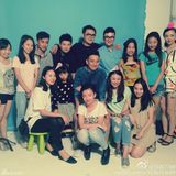 组图：多多认真给黄磊涂唇膏 孙莉素颜三口和乐