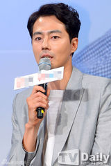 组图：赵寅成孔孝真深情对视 浪漫甜蜜