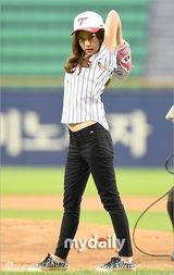 组图：韩星Lady Jane任棒球比赛开球嘉宾
