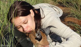 组图：女记者亲密接触动物 和狼接吻与豹同眠