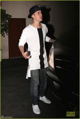 组图：比伯赛琳娜再复合 高调看电影秀甜蜜