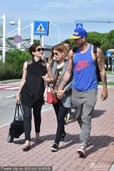 组图：《纸牌屋》女星宣布分手后牵猛男基友