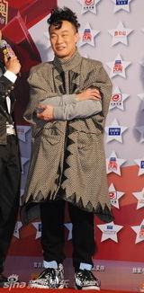 幻灯图：陈奕迅怪异打扮走红毯 发型惹眼举止豪放