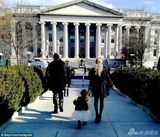 组图：碧昂斯一家白宫赴宴 JayZ吻女儿父爱满满