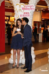 组图：谢婷婷安志杰秀恩爱 亲吻预祝白色情人节