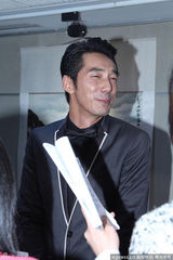 组图：李李仁金钟获男配角奖 陶晶莹喜极而泣